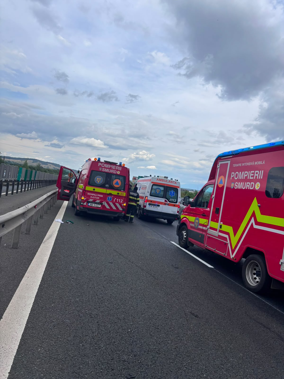 Doua accidente pe A1 in apropierea localitatii Cristian Patru persoane ranite in urma coliziunii dintre un microbuz si doua autoutilitare