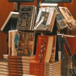 Doua librarii independente din Hong Kong isi inchid usile in urma raidurilor politiei