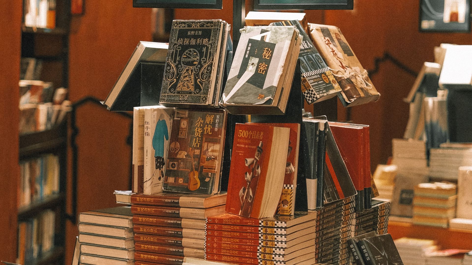 Doua librarii independente din Hong Kong isi inchid usile in urma raidurilor politiei