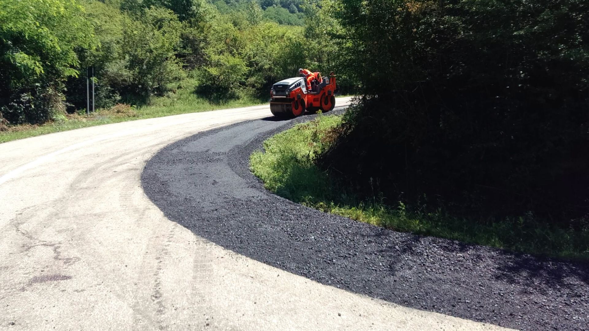 Drumul care leagă șase sate din Cluj de orașe importante a fost modernizat! Consiliul Județean a finalizat lucrările pe DJ 109B. 2 Drumul care leaga sase sate din Cluj de orase importante a fost modernizat Consiliul Judetean a finalizat lucrarile pe DJ 109B