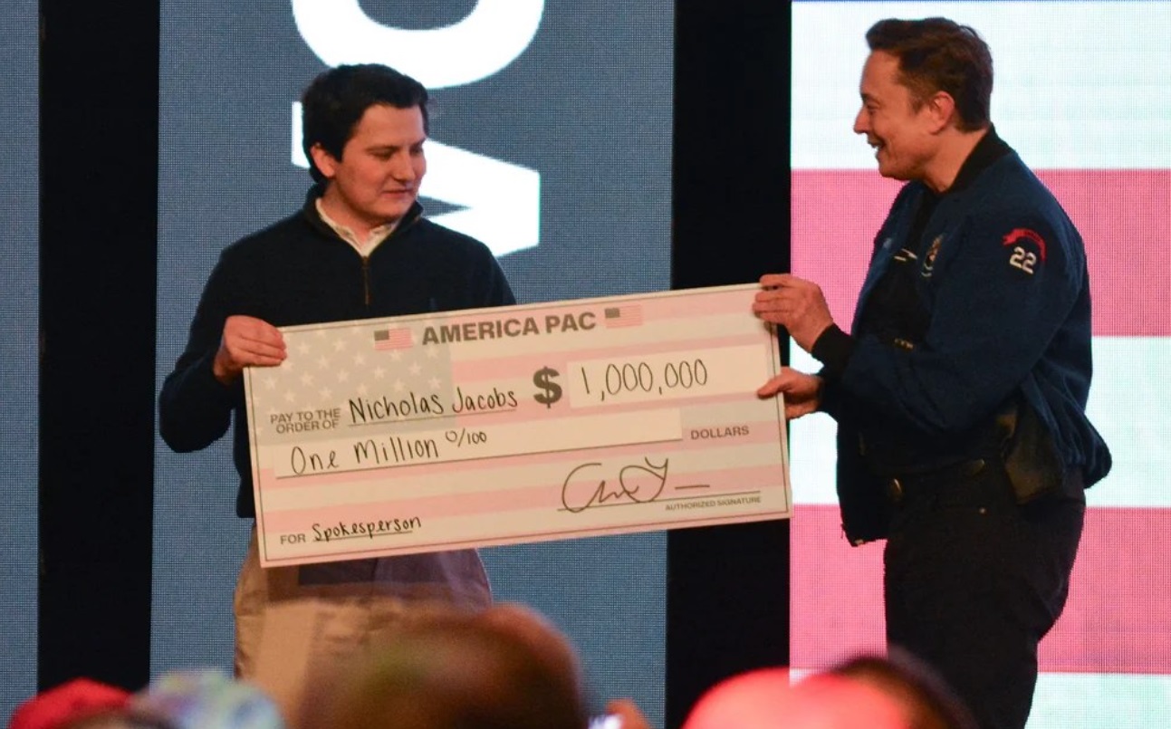 Elon Musk acuzat de incalcare a legii dupa ce a oferit cecuri de cate 1 milion de dolari alegatorilor