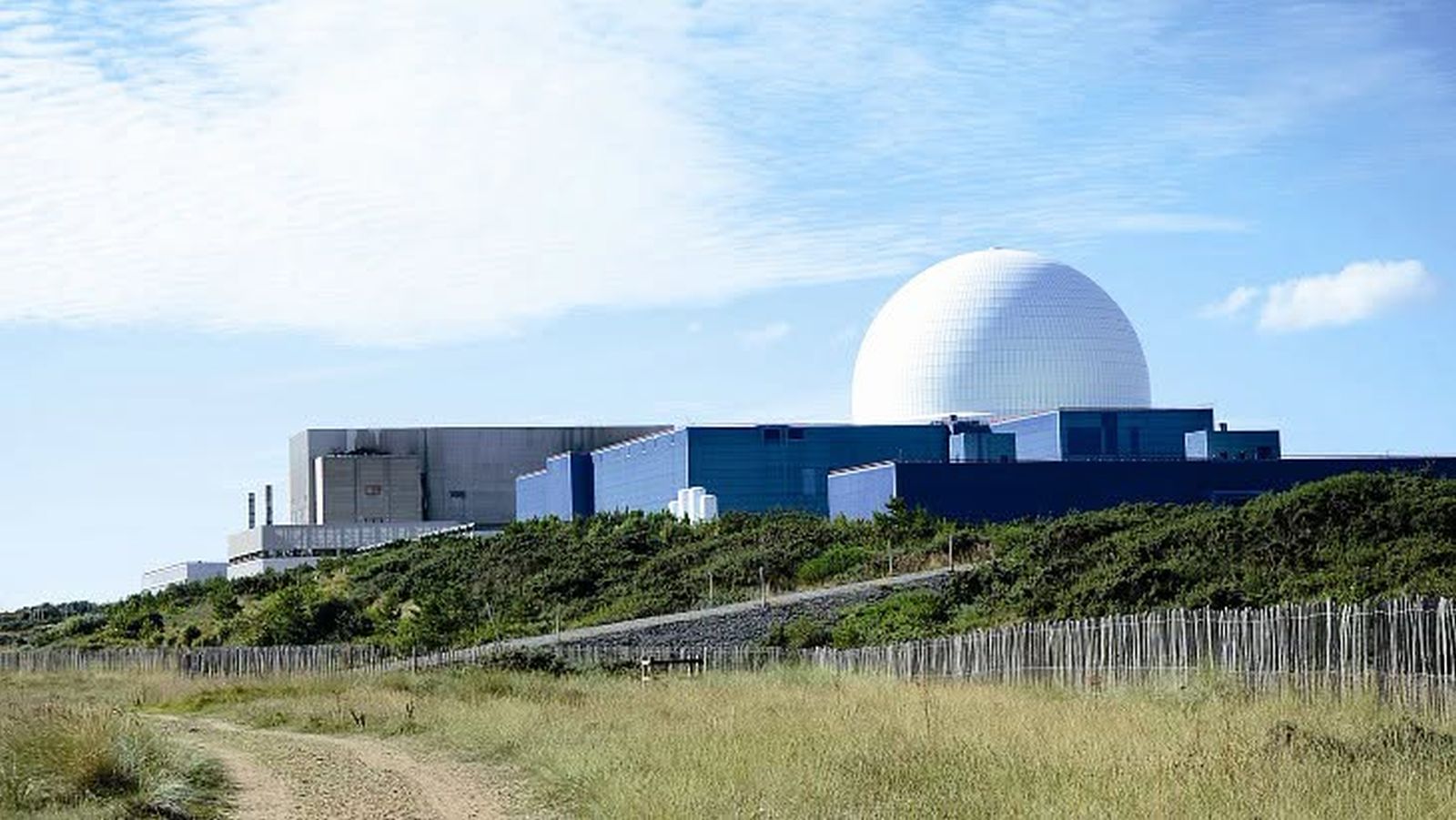 Evacuari in estul Angliei din cauza unui incendiu de vegetatie langa o centrala nucleara