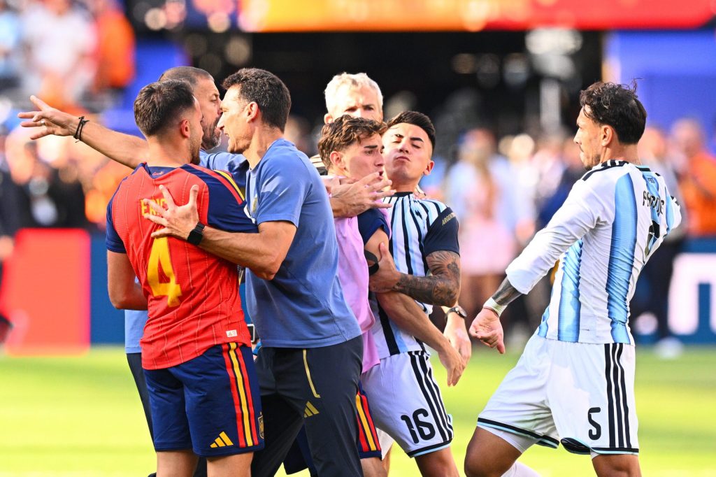 FIFA incepe o ancheta impotriva Argentinei dupa incidentele de la finala Cupei Mondiale Mai multi jucatori si membri ai echipei sub supraveghere