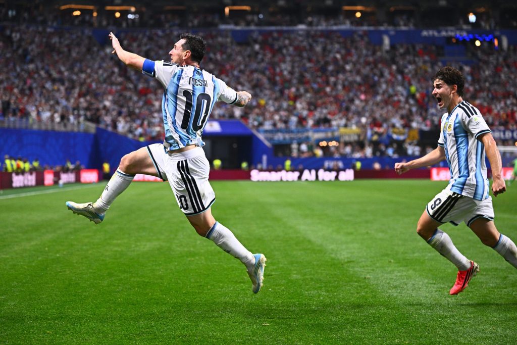 FIFA va vinde iarda de pe stadionul finalei Cupei Mondiale cu 450 de dolari pe bucata