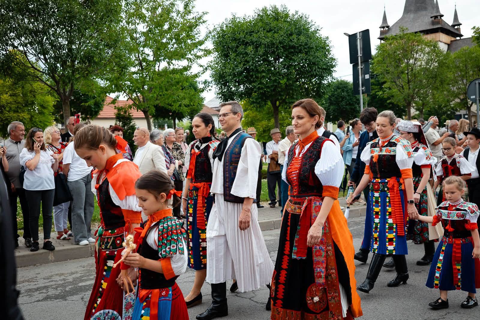 FOTO Parada care a surprins un oras din Cluj Costume traditionale au transformat orasul intr un adevrat spectacol de culoare