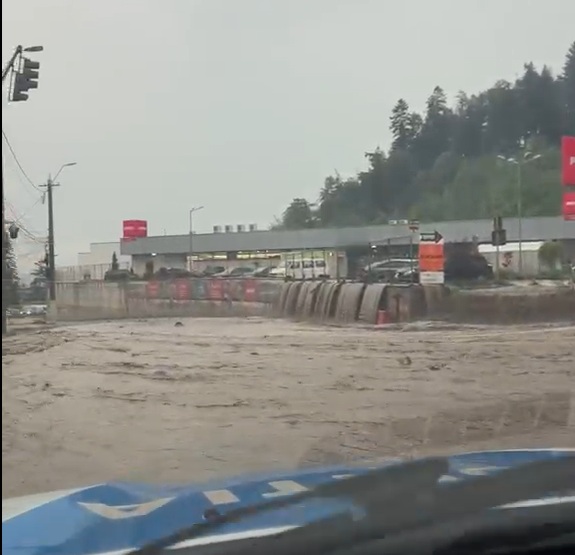 Forțe și echipamente suplimentare mobilizate în Bușteni după inundația care a afectat zeci de case. 3 Fortes si echipamente suplementare mobilizate in Busteni dupa inundatia care a afectat zeci de case