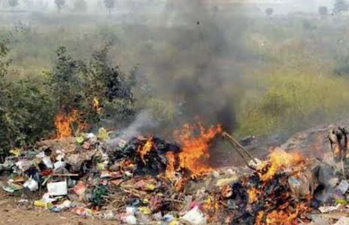 Fum mizerie si zgomot constant pe o strada din Cluj Napoca Vecinii sufocati de focurile de desuri provenite din demolari