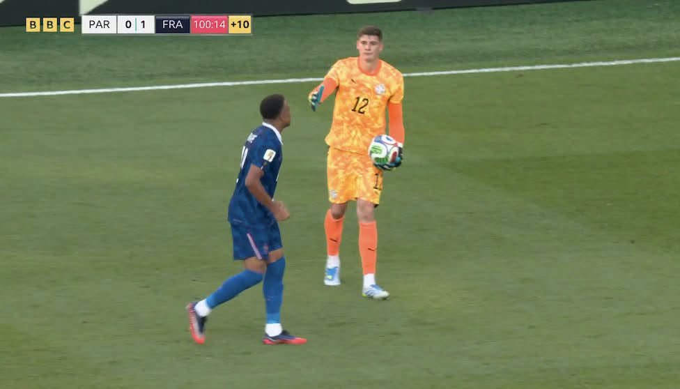 Gestul lui Mbappé față de portarul Paraguayului, după calificarea Franței: „Știm și noi să jucăm murdar” 2 Gestul lui Mbappe fata de portarul Paraguayului dupa calificarea Frantei Stim si noi sa jucam murdar