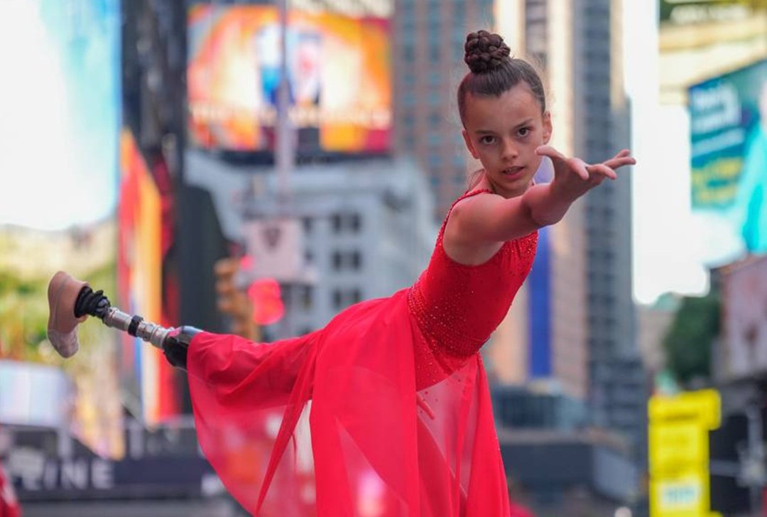 Gimnasta ucraineana ranita in razboi isi imparte ste povestea prin dans fiind medaliata la un turneu in Romania