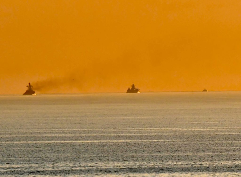Iahtul de lux legat de Putin insotit de nave de razboi rusesti navigheaza prin apele Danemarcei Destinatia ramane necunoscuta