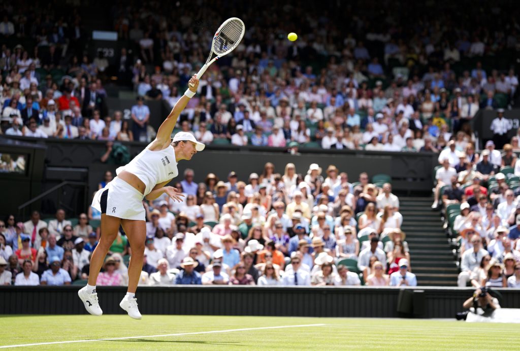 Iga Swiatek își începe apărarea titlului de la Wimbledon cu o victorie în trei seturi. 2 Iga Swiatek isi incepe apararea titlului de la Wimbledon cu o victorie in trei seturi
