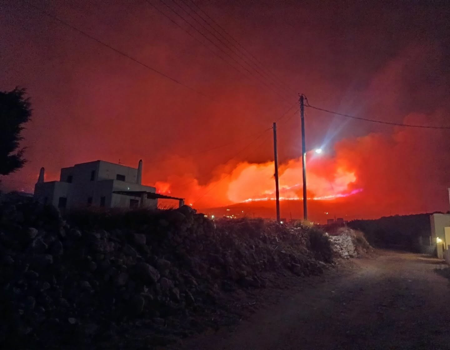 Incendii devastatoare in Grecia Trei pompieri au murit iar mii de turisti au fost evacuati din Creta