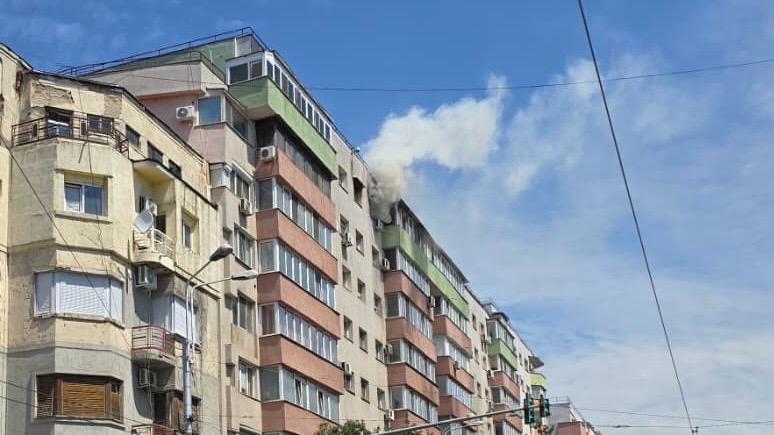Incendiu în apartament la București: se observă degajări mari de fum. 2 Incendiu in apartament la Bucuresti se observa degajari mari de fum