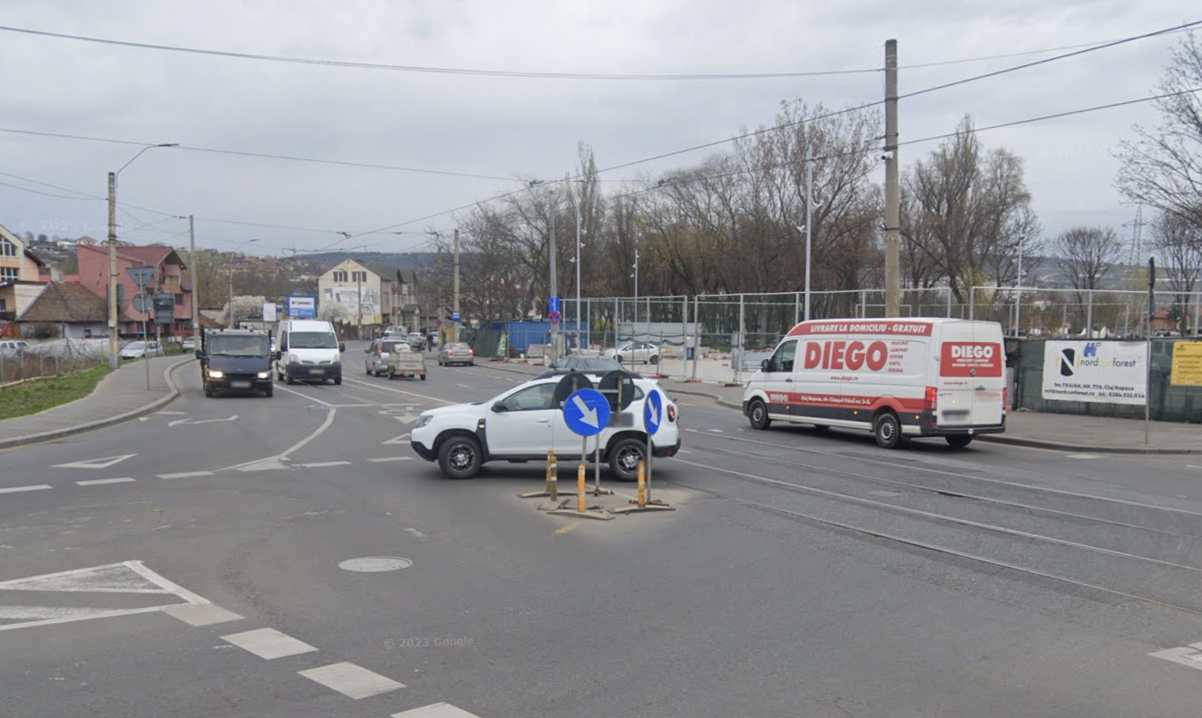 Intersecția „blestemată” din Cluj-Napoca: Șoferii se confruntă zilnic la un giratoriu din cauza marcajelor incorecte pe benzile de circulație 2 Intersectia blestemata din Cluj Napoca Soferii se confrunta zilnic la un giratoriu din cauza marcajelor incorecte pe benzile de circulatie