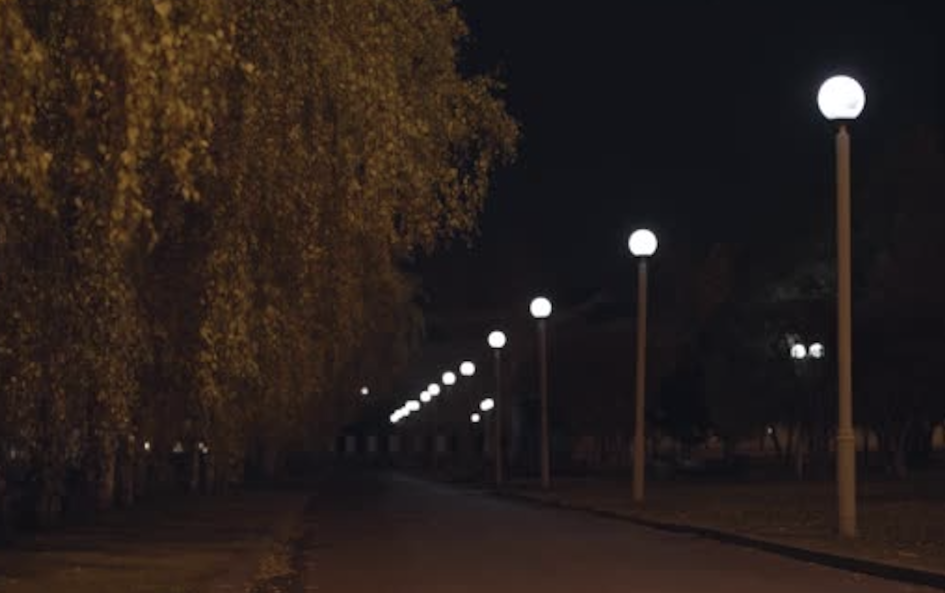 Intuneric total pe o strada din Cluj Napoca De doua nopti locuitorii se iluminez cu telefonul pentru a preveni accidentele