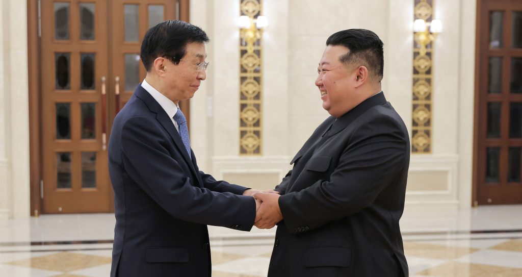 Kim Jong Un întărește relațiile cu Beijingul. Unul dintre cei mai influenți lideri chinezi, primit la Phenian. 2 Kim Jong Un intareste relationile cu Beijingul Unul dintre cei mai influenti lideri chinezi primit la Phenian