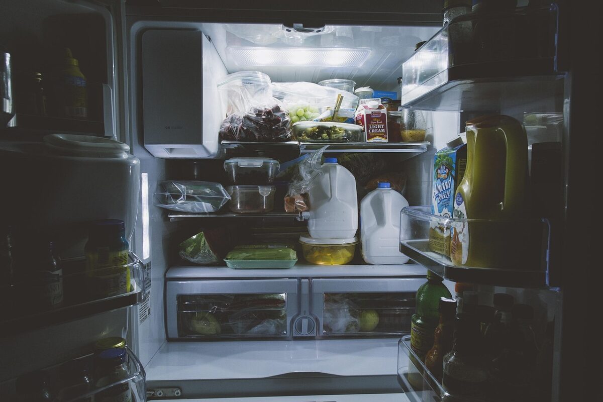 Locul din frigider care pare sigur, dar unde alimentele se strică mai repede: ce nu ar trebui păstrat pe ușă. 2 Locul din frigider care pare sigur dar unde alimentele se strica mai repede ce nu ar trebui pastrat pe us