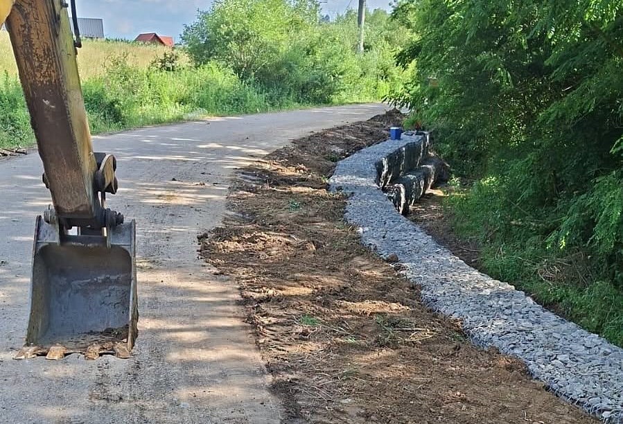 Lucrari ample pe un drum judetean din Cluj aproape 10 kilometri de asfalt reabilitati pentru a imbunatati accesul locuitorilor din numeroase sate catre Dej