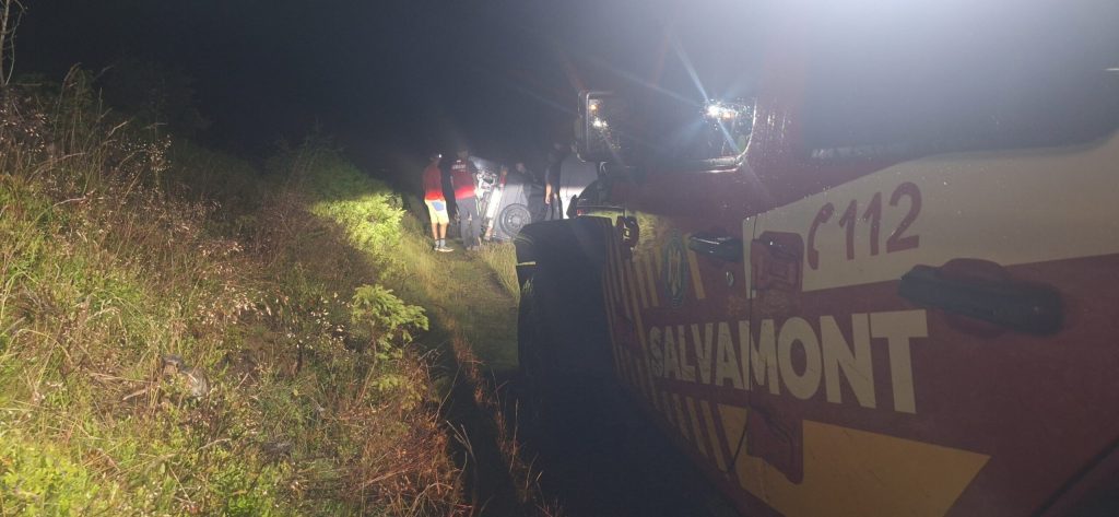 Mașină răsturnată pe un drum forestier în Sibiu. Două persoane au fost implicate. 2 Masina rasturnata pe un drum forestier in Sibiu Doua persoane au fost implicate