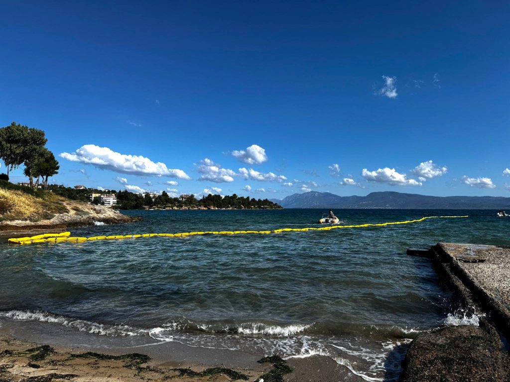 Masura unica in Grecia bariera plutitoare pentru a impiedica aparitia unui peste