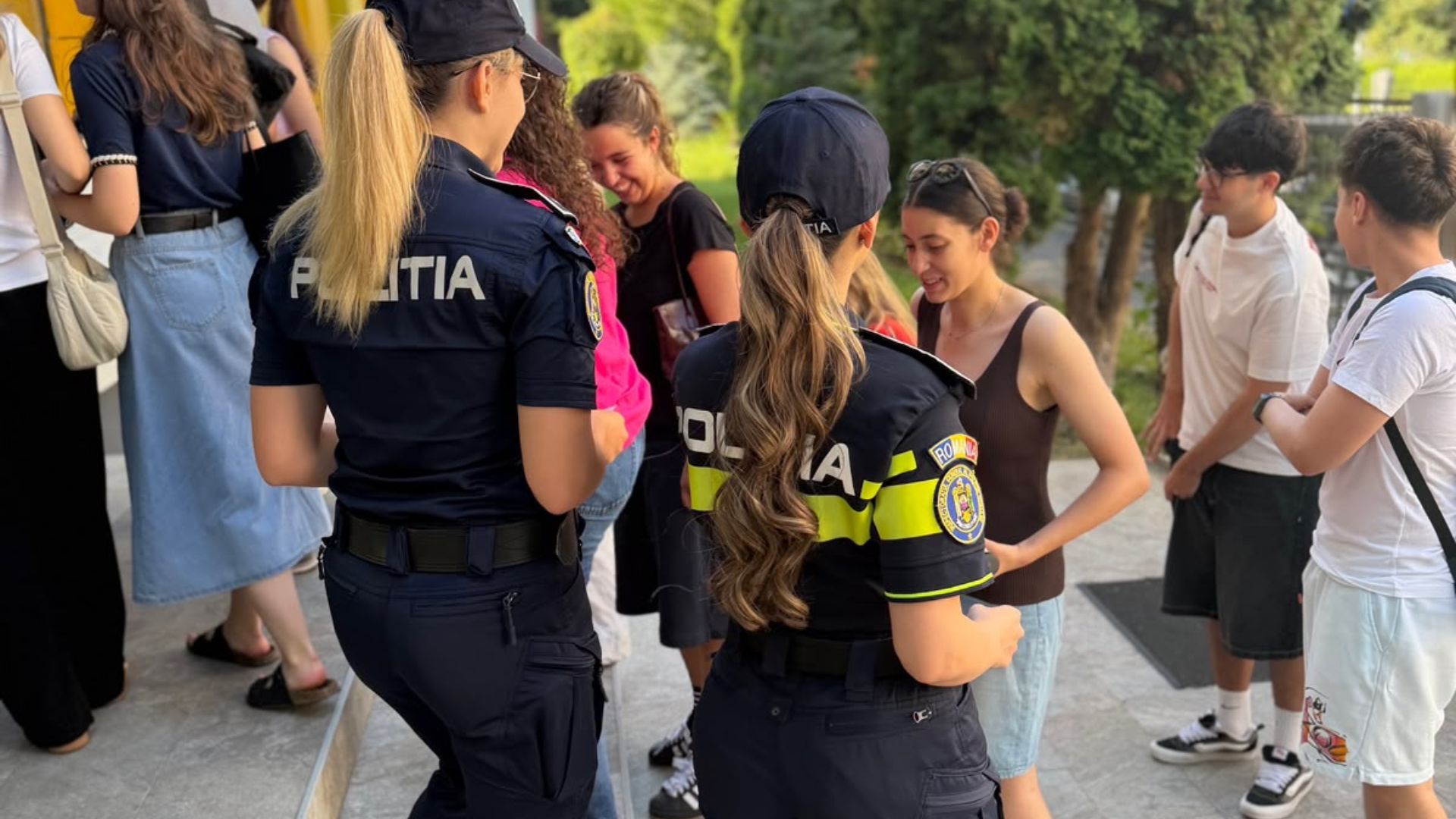 Mesaj emoționant pentru absolvenții din Cluj înainte de BAC! IPJ s-a prezentat la centrele de examen pentru a le transmite elevilor că nu sunt singuri. 2 Mesaj emotionant pentru absolventii din Cluj inainte de BAC IPJ s a prezentat la centrele de examen pentru a le transmite elevilor ca nu sunt singuri