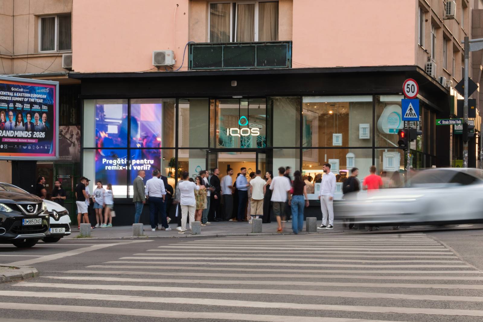 Noua Boutique IQOS Victoriei: un concept Retail 2.0 și o instalație artistică semnată de Sebastian Comănescu. 2 Noua Boutique IQOS Victoriei un concept Retail 2 0 si o instalatie artistica semnata de Sebastian Comanescu