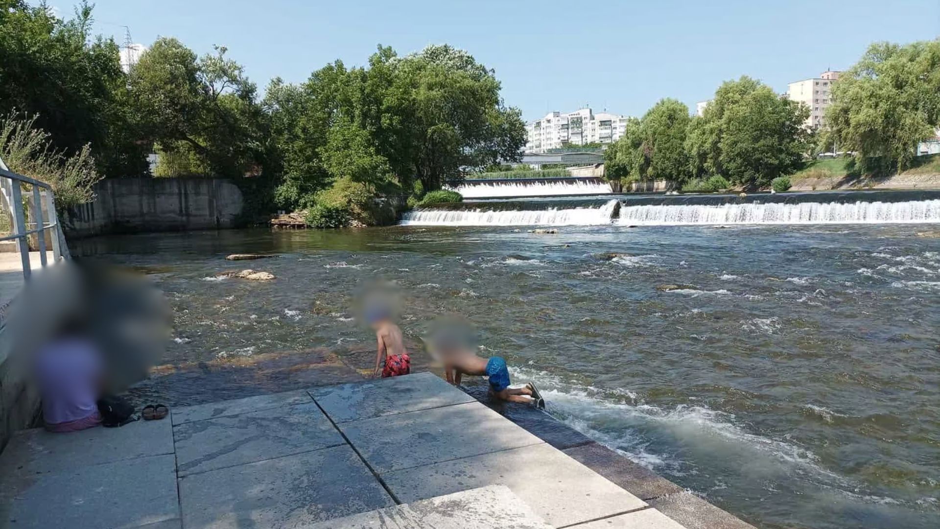 O mama din Cluj Napoca le atrage atentia parintilor Un barbat suspect ar fi urmarit copii si adolescenti pe malul Somesului Victima o fetita de 13 ani