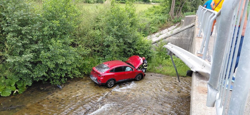 O masina a cazut intr un rau la intrarea in Petrosani Doua persoane au fost transportate la spital