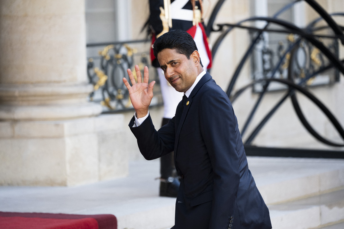 Oficialii europeni din fotbal își îndreaptă privirea spre un director sportiv din Qatar pentru a-l contesta pe Infantino. 2 Oficialii europeni din fotbal isi indreapta privirea spre un director sportiv din Qatar pentru a l contesta pe Infantino