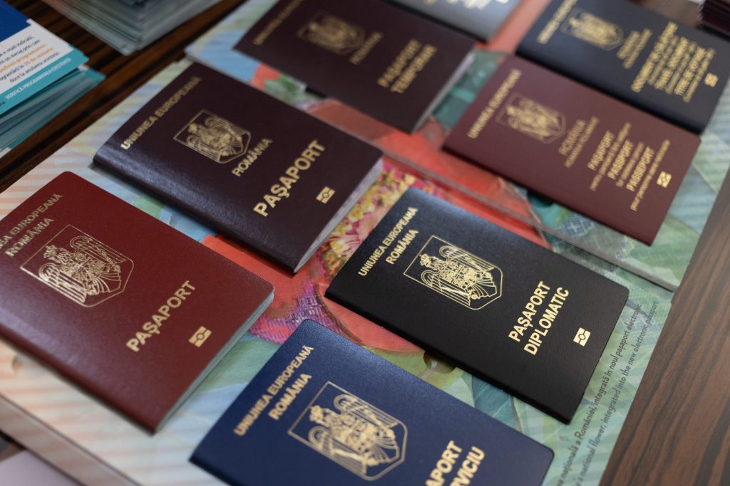 Pasaportul Romaniei progreseaza in clasamentele internationale Cetatenii romani pot cltori fara viza in 178 de tari