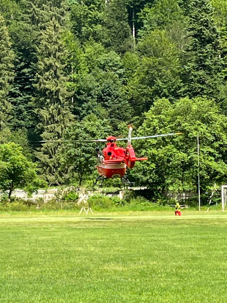 Patru alpiniști au căzut în Valea Albișoarei din Bușteni, după ce o cordelină s-a rupt. O femeie a decedat. 2 Patru alpinisti au cazut in Valea Albisorii din Busteni dupa ce o cordelina s a rupt O femeie a decedat