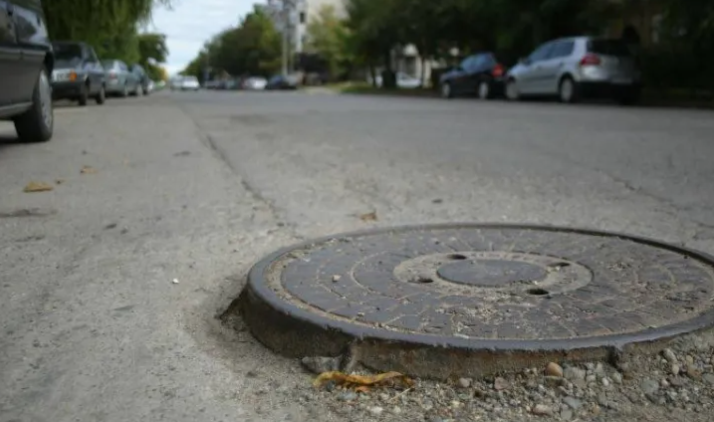 Pericol în centrul Clujului! O groapă apărută pe trecerea de pietoni din fața Prefecturii pune în pericol siguranța pietonilor. 2 Pericol in centrul Clujului O groapa aparuta pe trecerea de pietoni din fata Prefecturii pune in pericol siguranta pietonilor