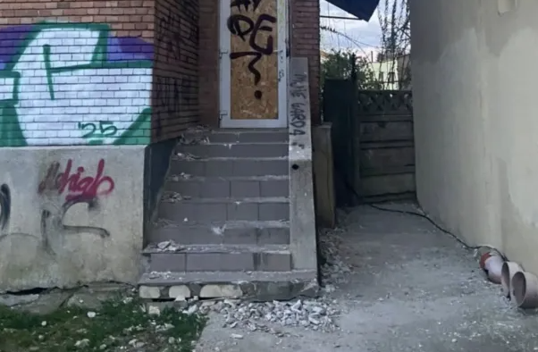 Pericol pentru soferi intr un cartier din Cluj Napoca Caramizi se desprind de pe o cladire si cad peste masinile parcate