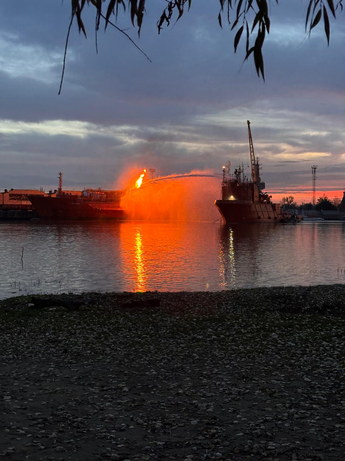 Petrolier în flăcări în Marea Neagră, în apropiere de Sfântu Gheorghe 2 Petrolier in flacari in Marea Neagra in apropiere de Sfantul Gheorghe