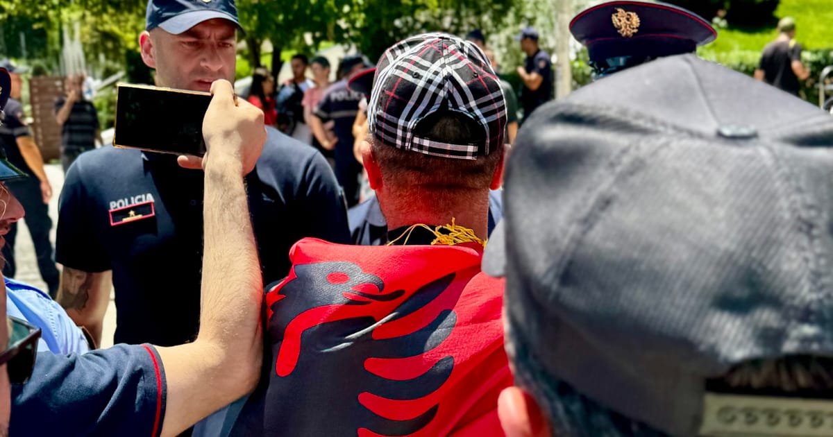 Protestatarii se confruntă cu poliția în Albania, la o zi după vizita eurodeputaților 2 Protestatarii se confrunta cu politia in Albania la o zi dupa vizita eurodeputatilor