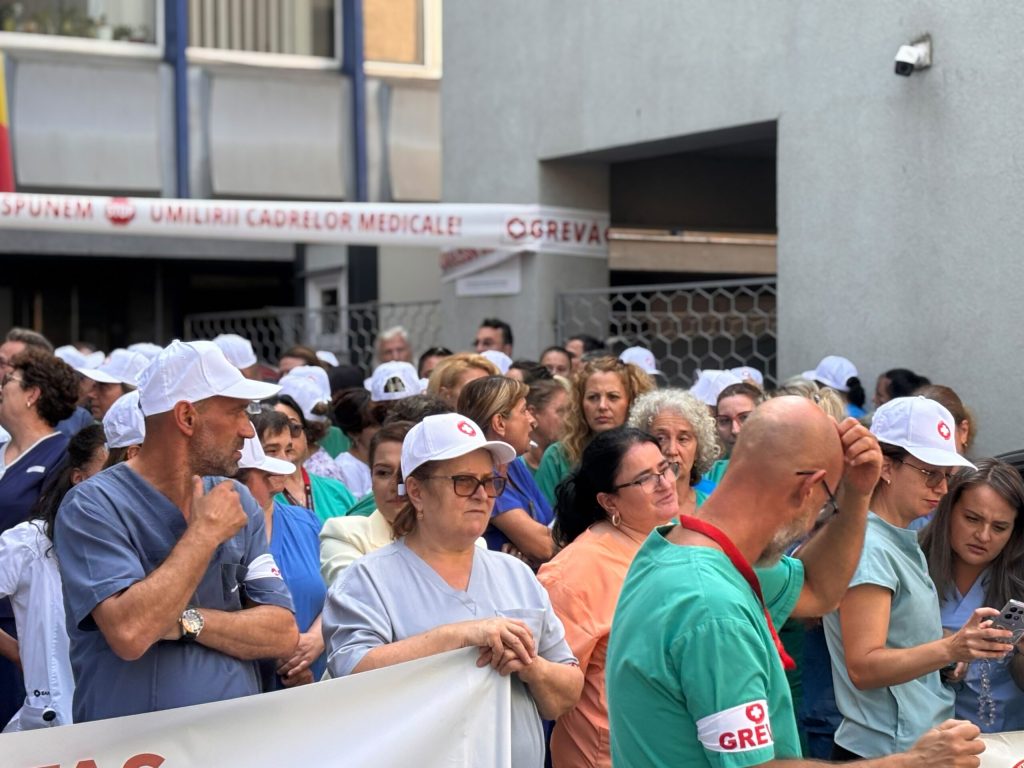 Proteste în sute de spitale din România. Personalul medical amenință cu grevă generală dacă legea salarizării nu va fi modificată. Anunțul federației SANITAS. 2 Proteste in sute de spitale din Romania Personalul medical aminteste cu greva generala daca legea salarizarii nu va fi modificata Anuntul federatiei SANITAS