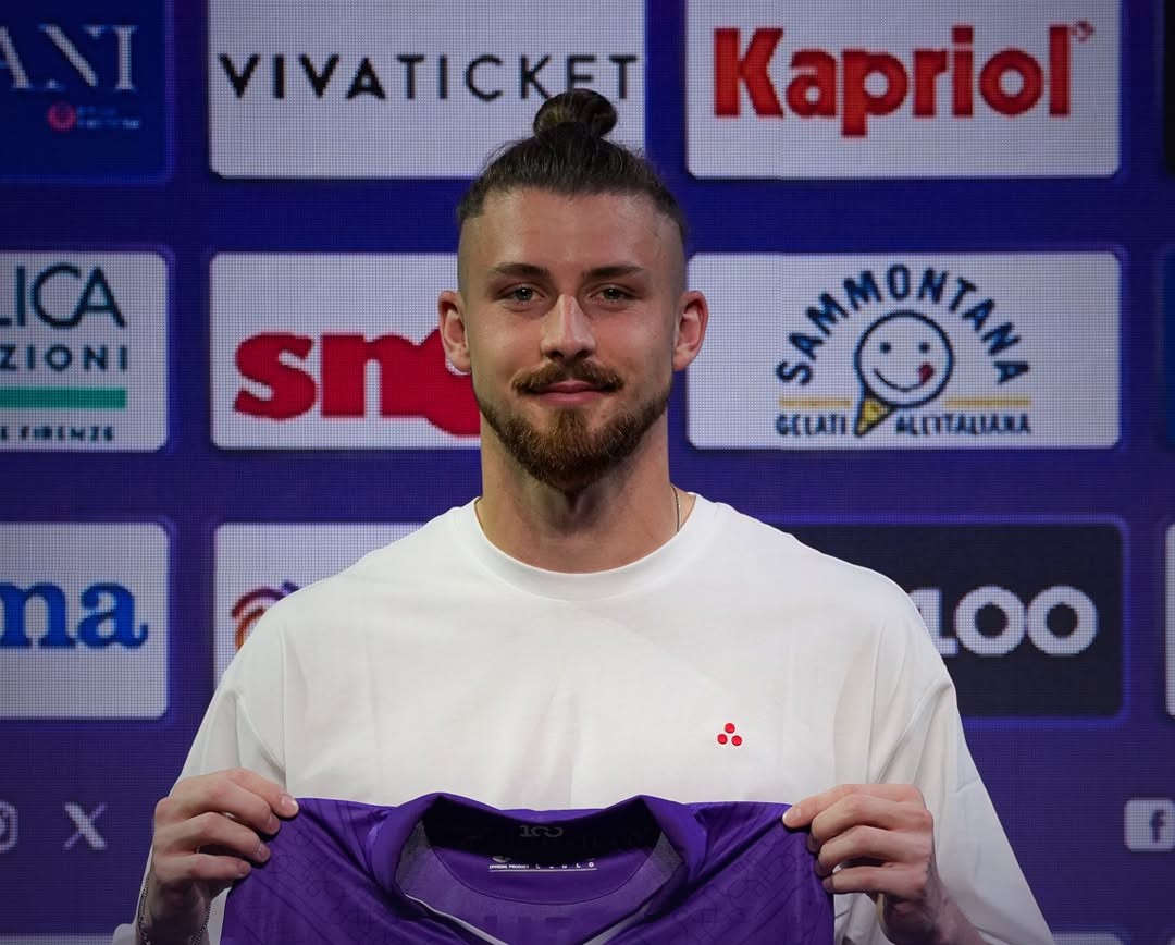Radu Drăgușin, la conferința de presă oficială de la Fiorentina: Îmi doresc să ating rezultate importante. 2 Radu Dragusin la conferinta de presa oficiala de la Fiorentina Imi doresc sa ating rezultate importante