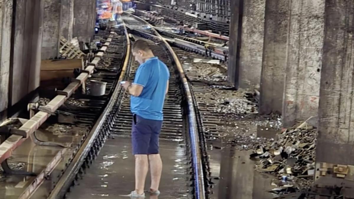 Radu Miruță, surprins mergând desculț prin apa care a inundat stația de metrou… 2 Radu Miruta surprins mergand descul prin apa care a inundat statia de metrou