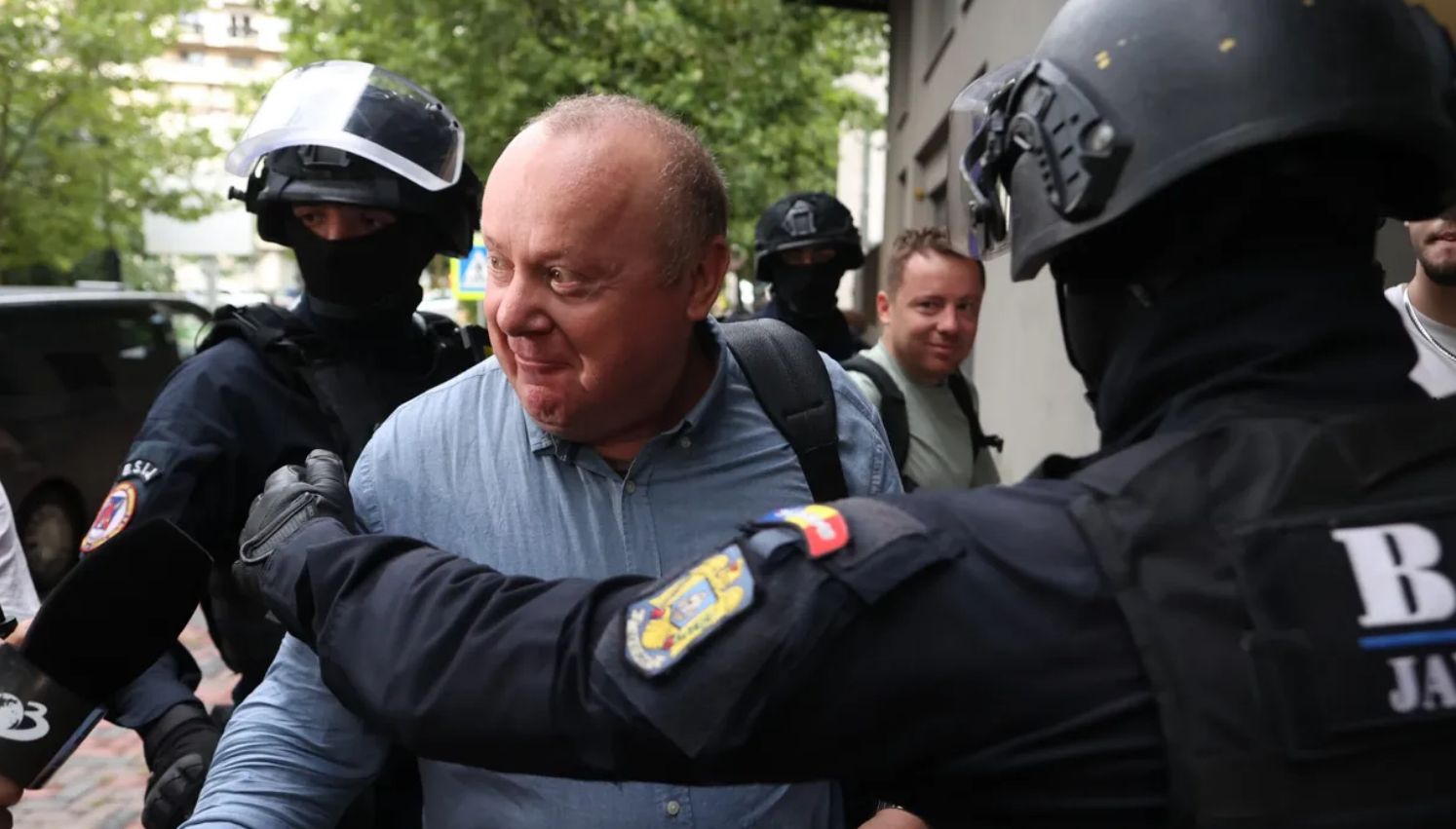 Referatul DIICOT dezvăluie detalii surprinzătoare în cazul azilelor lui Viorel Pașca. Peste 3.300 de persoane ar fi fost ocrotite ilegal în acestea. 2 Referatul DIICOT dezvaluie detalii surprinzatoare in cazul azilelor lui Viorel Pasca Peste 3300 de persoane ar fi fost ocrotite ilegal in acestea