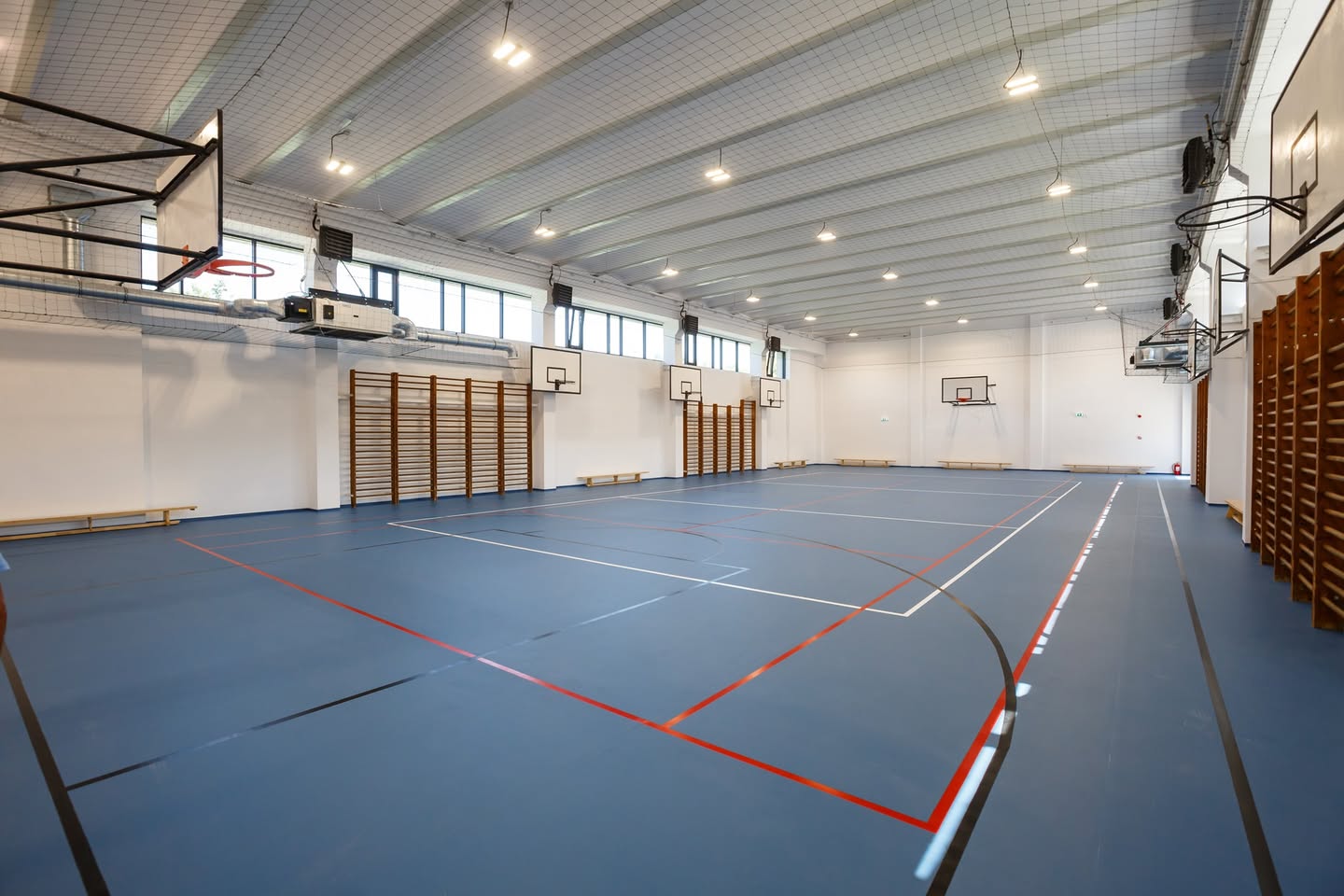 Sala de sport in valoare de 31 milioane de lei la un liceu din Cluj Napoca Panouri fotovoltaice statie de incarcare electrica si echipamente de ultim generatie pentru 955 de elevi