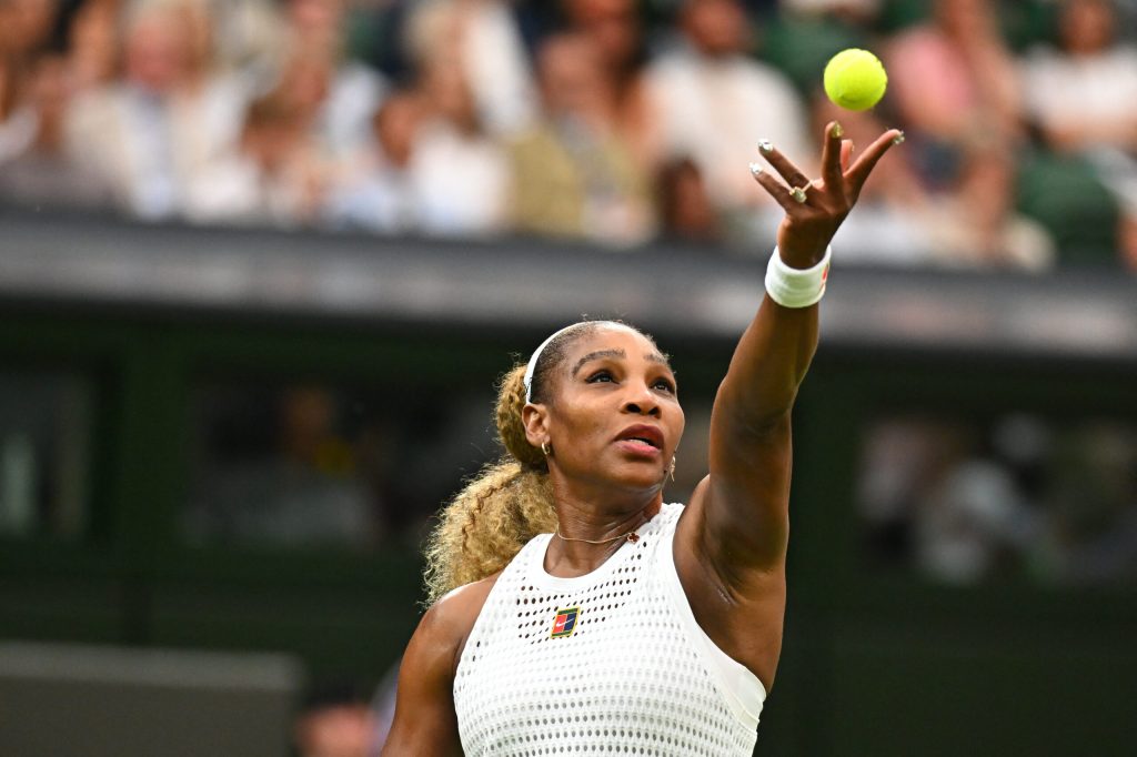 Serena Williams s-a retras din meciul de dublu alături de Venus de la Wimbledon. 2 Serena Williams s a retras din meciul de dublu alaturi de Venus de la Wimbledon