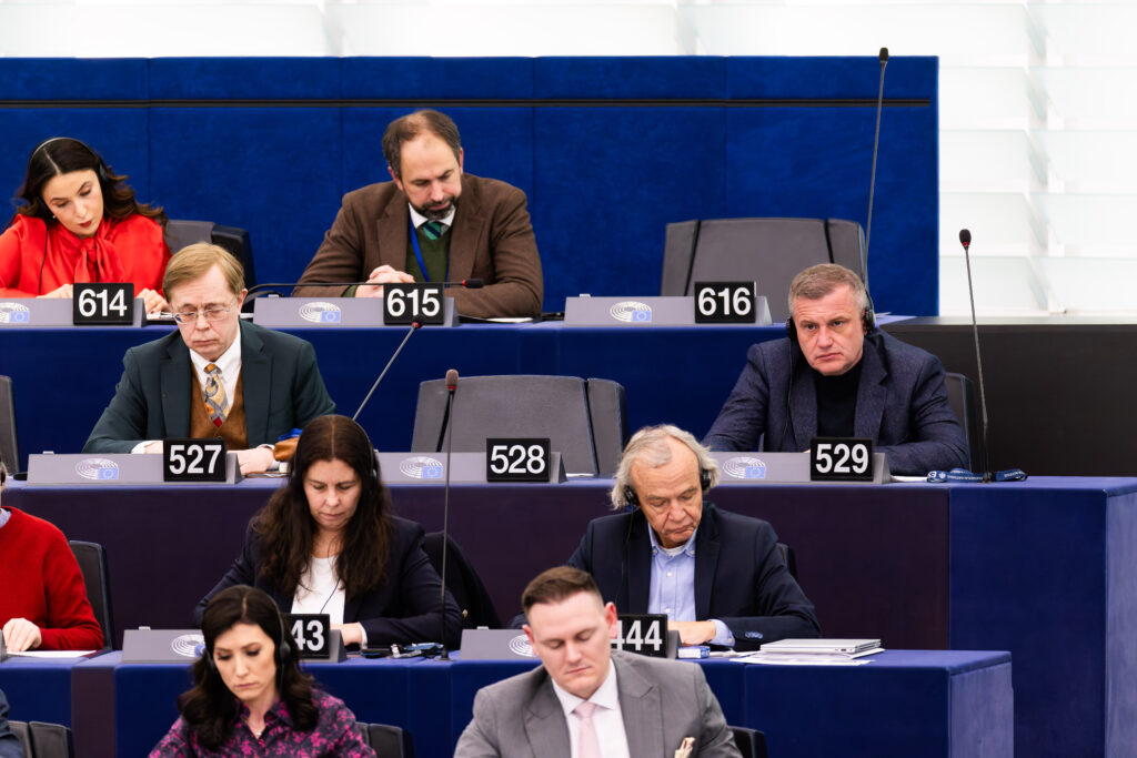 Sloganurile antiimigrație din Parlamentul European atrag atenția poliției: un eurodeputat acuzat de rasism. 2 Sloganurile antiimigraie din Parlamentul European atrag atentia poliiei un eurodeputat acuzat de rasism