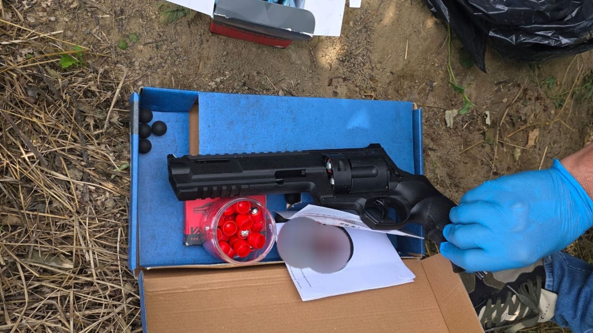 Tanar din Galati reinut dupa ce a tras in cineva cu un pistol airsoft