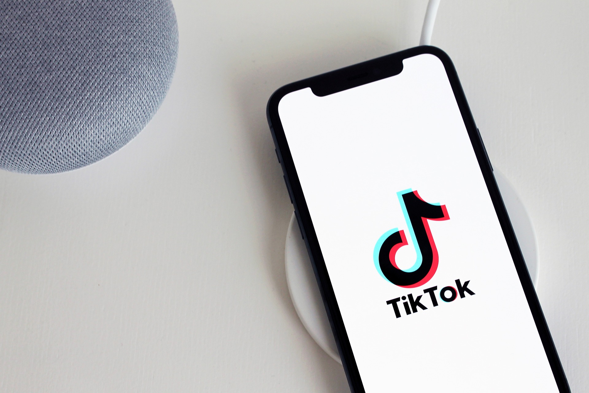 TikTok implementează măsuri împotriva conturilor care publică exclusiv conținut generat de inteligența artificială. 2 TikTok implementeaza masuri impotriva conturilor care publica exclusiv continut generat de inteligenta artificiala