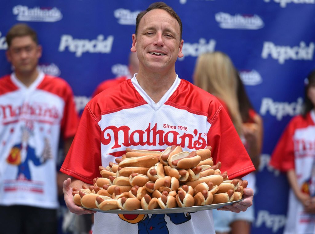 Traditii ciudate de 4 Iulie Cum a ajuns concursul de mancat hotdoguri sa fie un eveniment national urmarit de milioane de americani