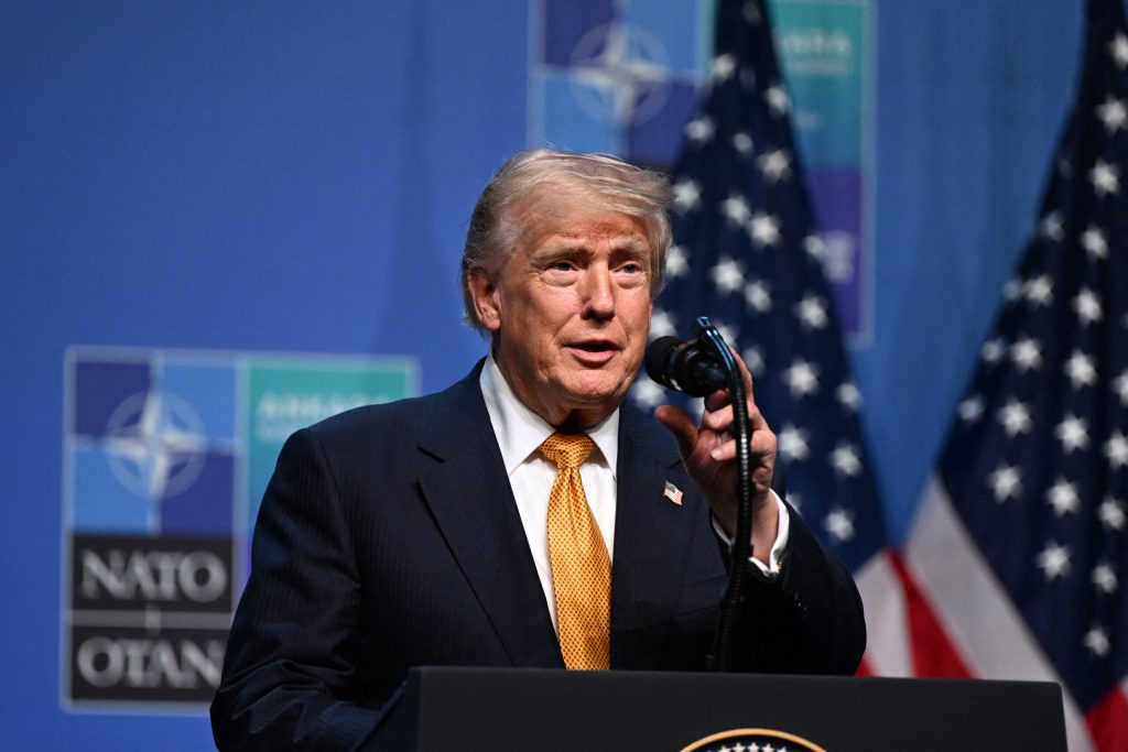 Trump își revizuiește poziția față de taxa de 20% pentru navele care tranzitează strâmtoarea Ormuz, dar își exprimă dorința pentru acorduri comerciale. 2 Trump isi revizuie ste pozi tia fata de taxa de 20 pentru nave le care tran zi teaza stram toarea Ormuz dar isi expri ma dorin ta pentru acord uri comer ciale