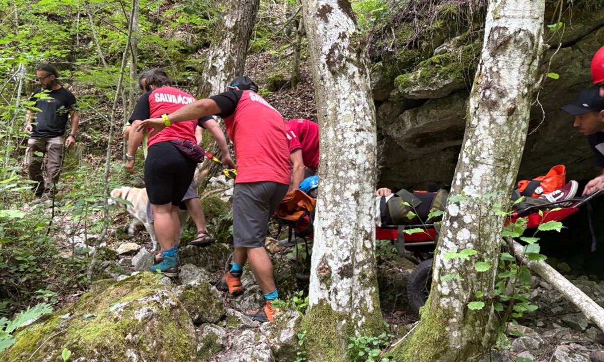 Turistă din Cluj-Napoca, salvată din Cheile Râmețului după o cădere pe traseu. Intervenție dificilă a Salvamont Alba după ce tânăra a alunecat pe o potecă. 2 Turista din Cluj Napoca salvata din Cheile Rametului dupa o cadere pe traseu Interventie dificila a Salvamont Alba dupa ce tanara a alunecat pe o poteca