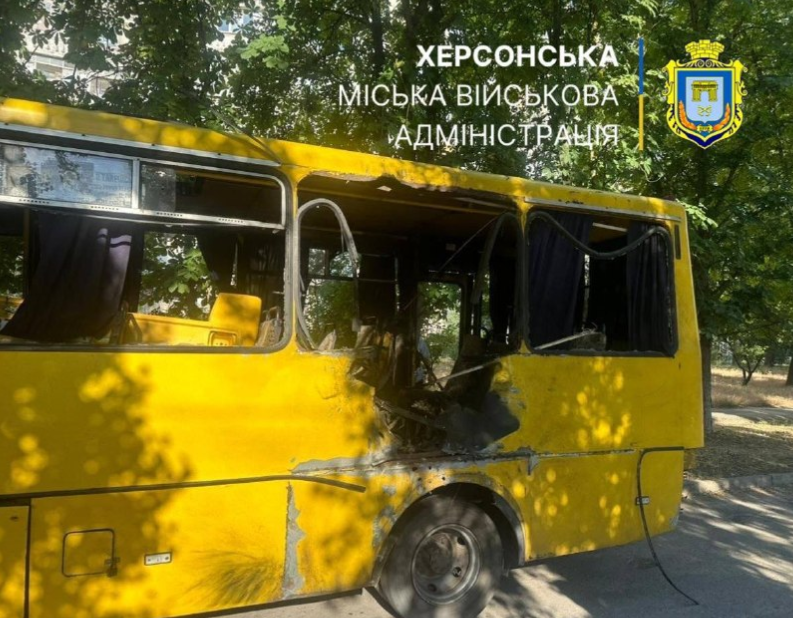 Ucraina. O dronă rusească a atacat un microbuz în Herson: Două persoane și-au pierdut viața, iar alte cinci sunt rănite. 2 Ucraina O drona ruseasca a atacat un microbuz in Herson Doua persoane si au pierdut viata iar alte cinci sunt ranite