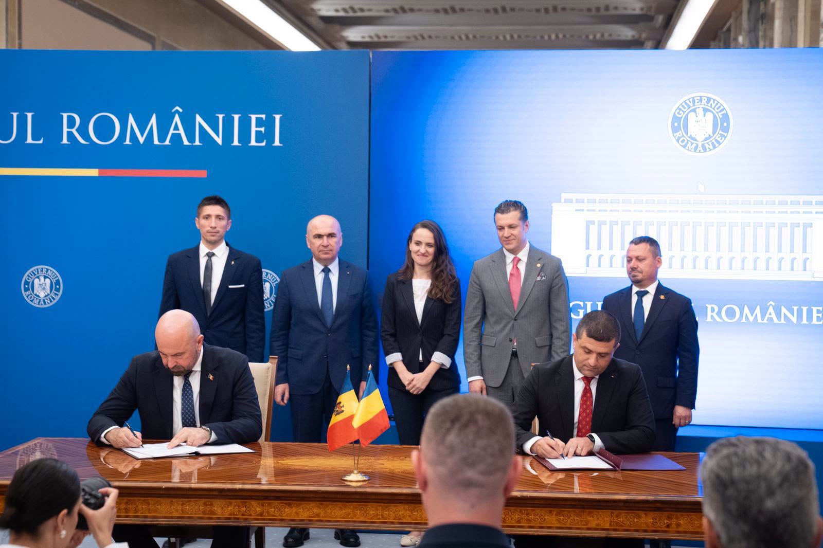 Ultimul contract pentru Autostrada Unirii A8 a fost semnat. Proiectul include și primii kilometri de autostradă construiți de România în Republica Moldova. 2 Ultimul contract pentru Autostrada Unirii A8 a fost semnat Proiectul incluce si primii kilometri de autostrada construiti de Romania in Republica Moldova
