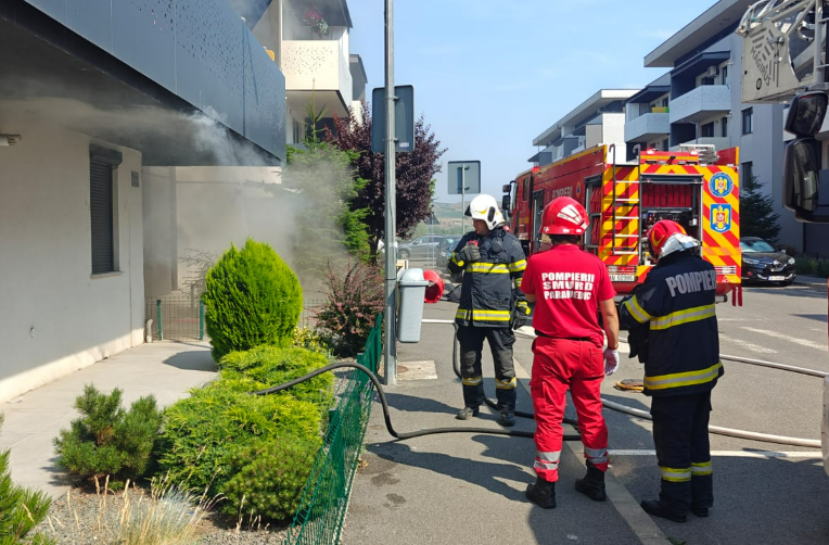 Un apartament a fost distrus de un incendiu în Sânnicoară, Cluj. Focul a devastat bucătăria și electrocasnicele. Zece persoane au fost evacuate. Cauza: efectul termic al curentului electric. 2 Un apartament a fost distrus de un incendiu in Sannicoara Cluj Focul a devastat bucataria si electrocasnicele Zece persoane au fost evacuate Cauza efectul termic al curentului electric